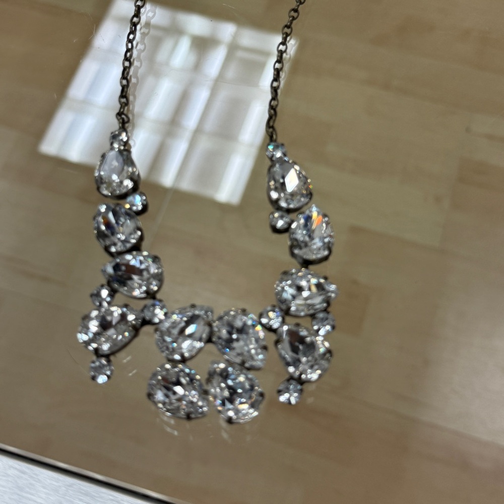 Adjustable statement necklace with quartz diamond